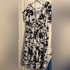 421- SHEIN Black & White Floral Smocked Waist Tiered Dress